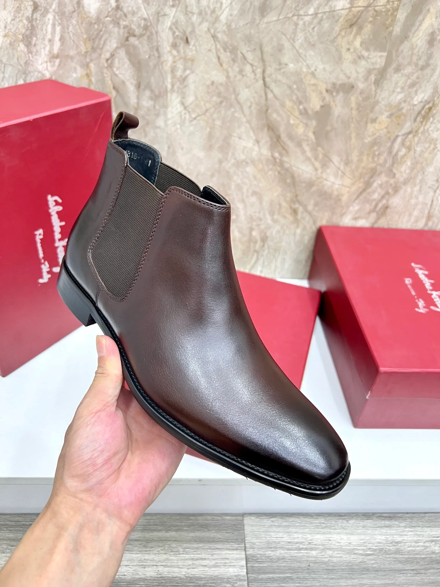 Original order quality: Men's shoes 💰700 Brand: Ferragamo (Ferragamo) One size larger: Men's size 38-44 (45 customized) Grade: Same style as the official website High-end men's shoes Material: Original cowhide, cowhide lining, original outsole Style category: Chelsea men's boots Fashion trend Color: Actual picture